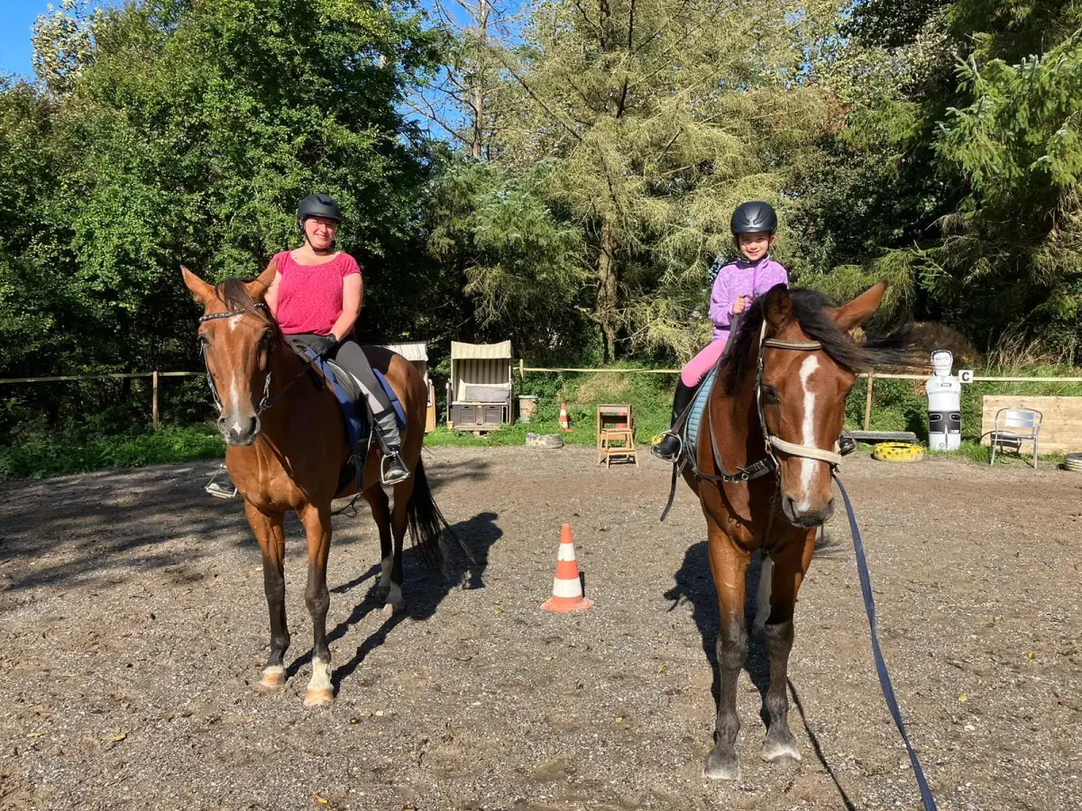 Reitne Ohne Stress, 2 Kinder auf Ponnys